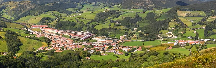 Vista aérea del paisaje de Bera, Navarra, mostrando zonas verdes, edificaciones y campos desde arriba.